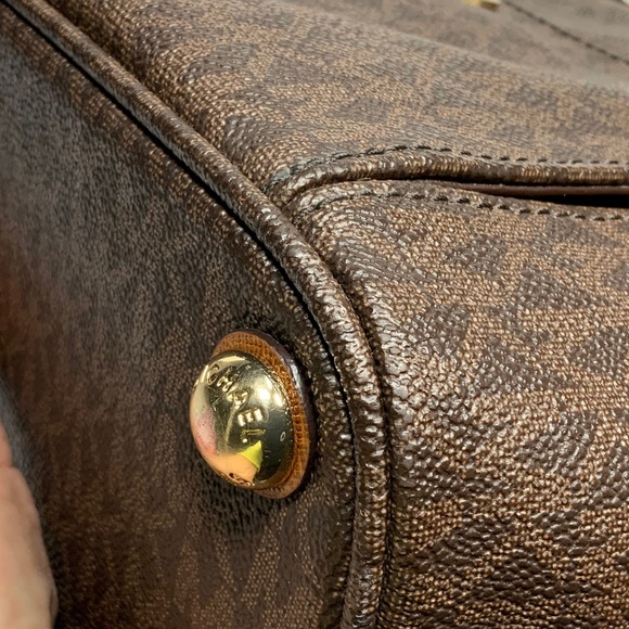 Michael Kors Jet Set Signature Bag - Picture 13 of 16